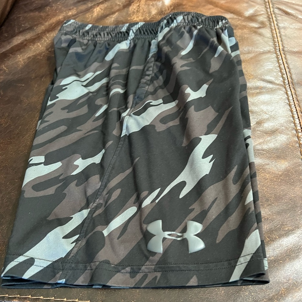 Under Armor Youth Medium Shorts: Black/Grey Camo